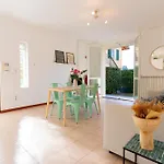 Giardino E Piscina شقة