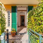 Giardino E Piscina شقة
